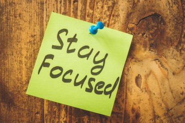 Tahtaya yapıştırılmış etiketlere odaklan.