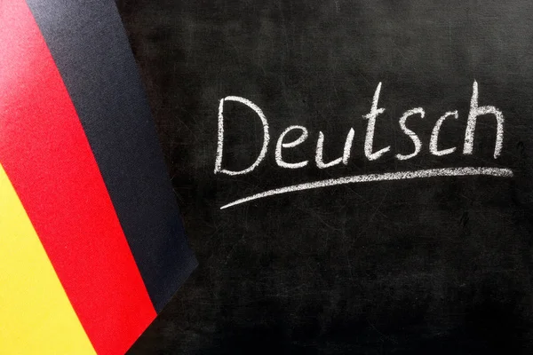 Bandera de Alemania y pizarra con la inscripción Deutsch. — Foto de Stock