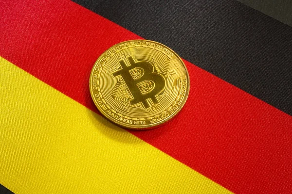 Bitcoin en la bandera de Alemania como símbolo de la ley sobre criptomonedas. — Foto de Stock
