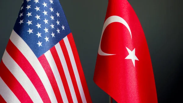 Прапори США і Туреччини як символ дипломатії. — стокове фото