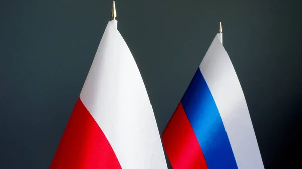 Close-up van de vlaggen van Polen en Rusland. — Stockfoto