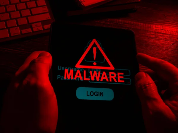 Manos Tableta Oscura Con Una Inscripción Malware — Foto de Stock