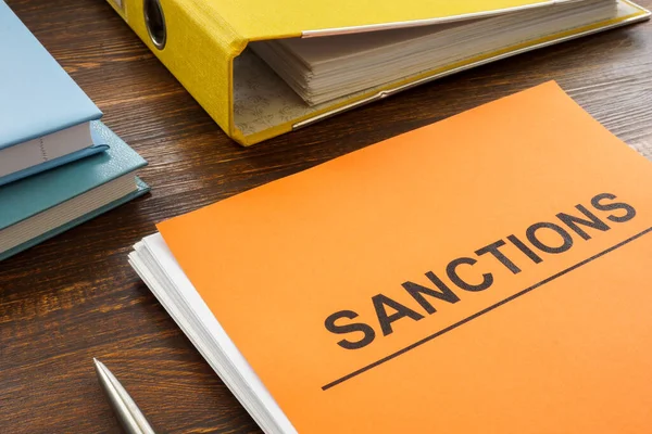 Stapel Papiere Über Sanktionen Und Ein Ordner Der Nähe — Stockfoto