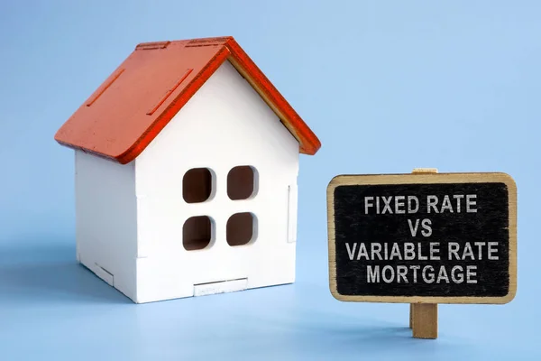 固定利率相对于可变利率抵押贷款 房子的模型 并在旁边签名 — 图库照片