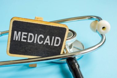 Sözcük Medicaid 'i ve steteskopu olan bir tabak..