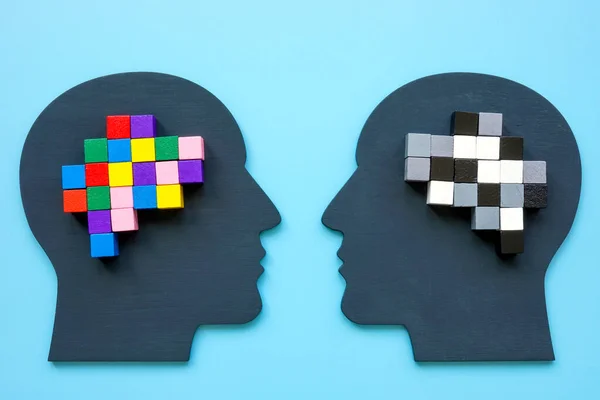 Positive Negative Thinking Concept Heads Brain Colored Cubes — Foto Stock