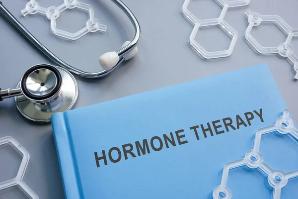 Bir Kitap Hormon Terapisi Plastik Kimyasal Modeller — Stok fotoğraf