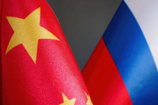 Крупный План Китайских Российских Флагов Символ Сотрудничества — стоковое фото