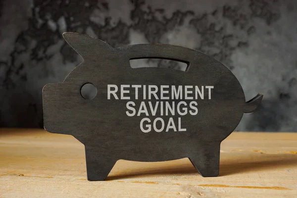 看板退職金の目標を持つ貯金箱 — ストック写真