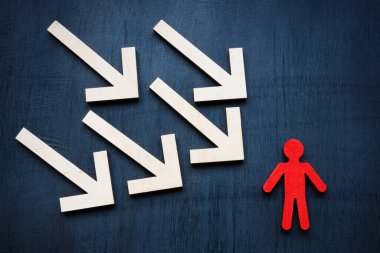 Özgüven ve dayanıklılık kavramı. Oklar ve kırmızı biblo.