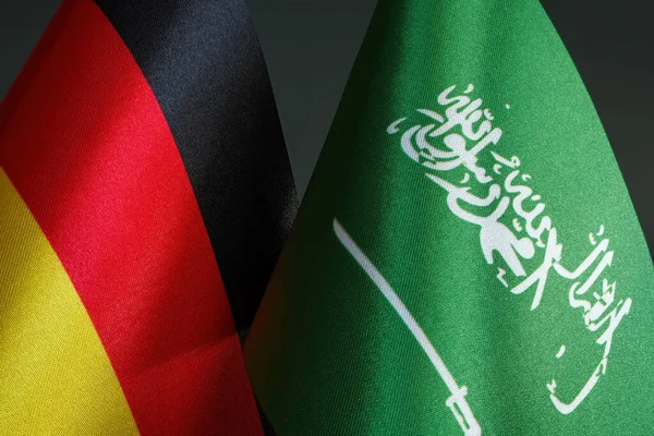 Primer Plano Las Banderas Pequeñas Alemania Arabia Saudita — Foto de Stock