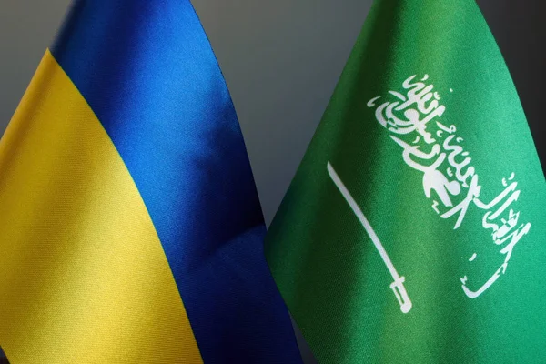 Прапори Саудівської Аравії України Дипломатія Між Країнами Концепції — стокове фото