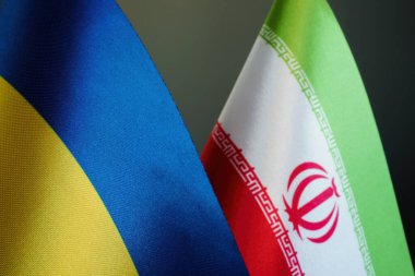 Ukrayna ve İran 'ın küçük bayraklarının kapatılması.