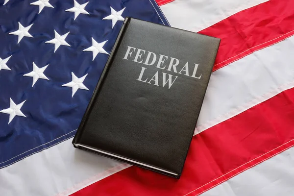 Ένα Ομοσπονδιακό Βιβλίο Νόμου Είναι Στη Σημαία Των Ηπα — Φωτογραφία Αρχείου