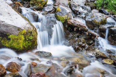 Oregon 'daki Crater Gölü Ulusal Parkı' ndan bir nehir geçiyor.