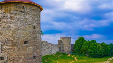 Koporye Kalesi, Rus ortaçağ savunma mimarisinin bir anıtıdır.