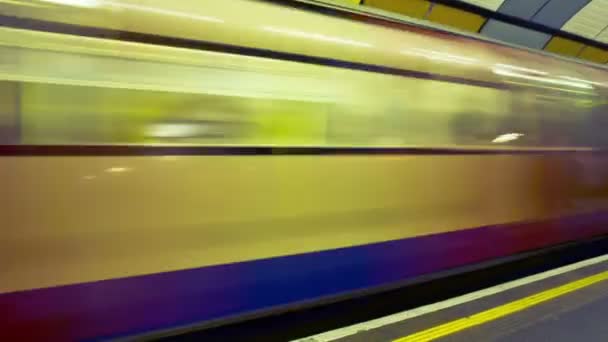 Woon-werkverkeer op de London vervoer — Stockvideo
