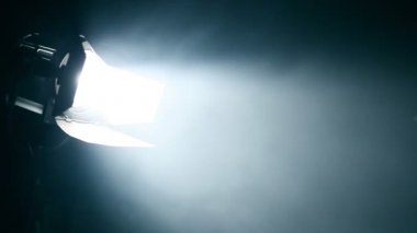 spot ışık ışını duman