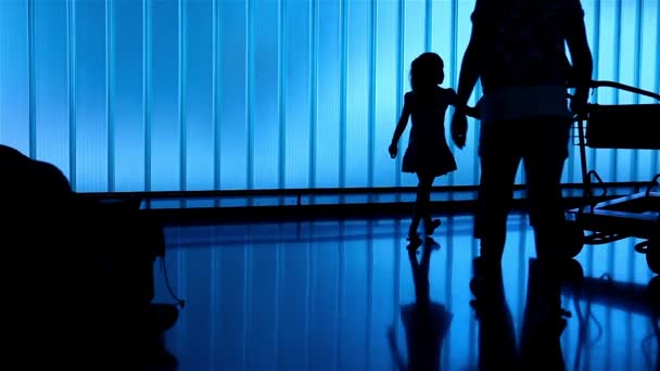 Silhouette personnes à l'aéroport 