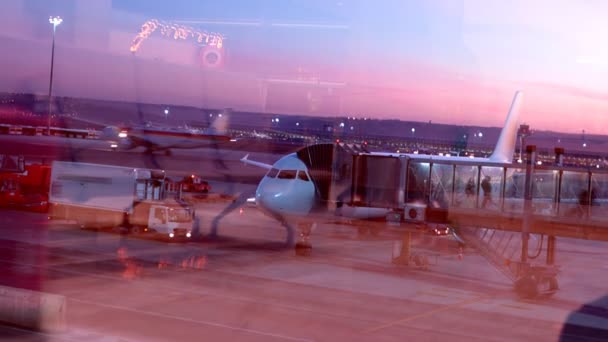Luchthaven zonsopgang — Stockvideo