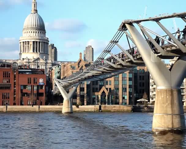 Γέφυρα της χιλιετηρίδας & καθεδρικό του Αγίου Παύλου, Λονδίνο, Ηνωμένο Βασίλειο — Αρχείο Βίντεο
