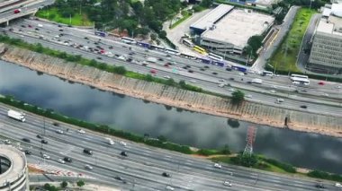 Hava atışı meşgul yollar ve trafik