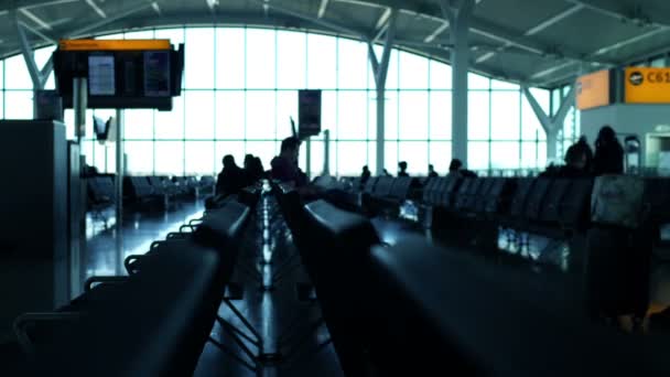 Čekání na letišti odletové brány — Stock video