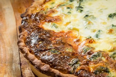 bir sıcak tavuklu börek masaya soğutma