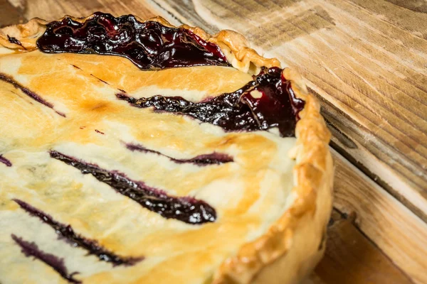 Zelfgemaakte organische berry pie met bosbessen en braambessen — Stockfoto
