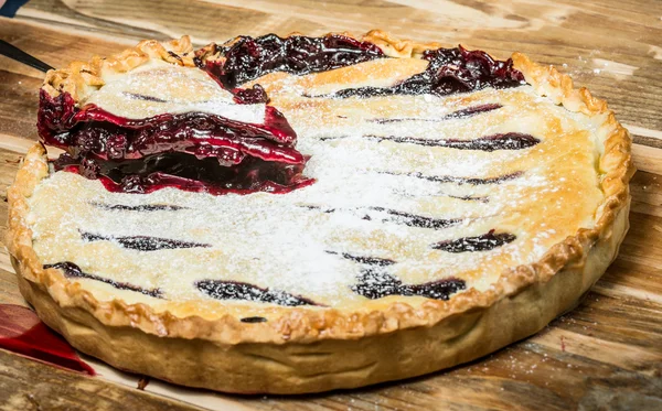 Pastel de bayas ecológico casero con arándanos y moras —  Fotos de Stock