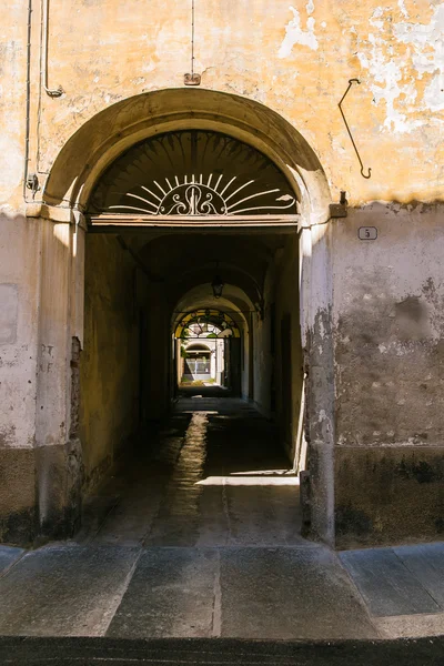 Arco em uma casa velha em itália — Fotografia de Stock