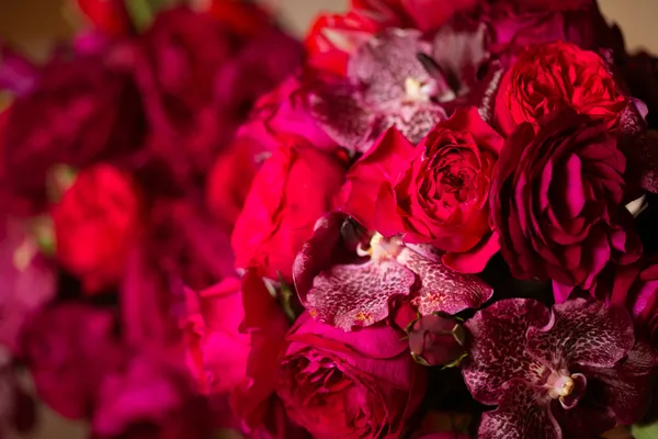 Ramo de rosas para la novia en su día especial — Foto de Stock