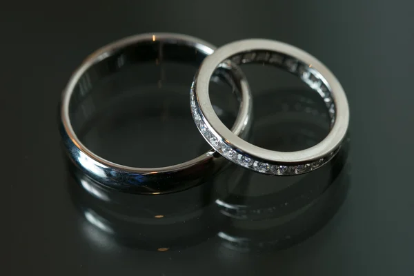 Par de anillos de boda sobre fondo gris —  Fotos de Stock