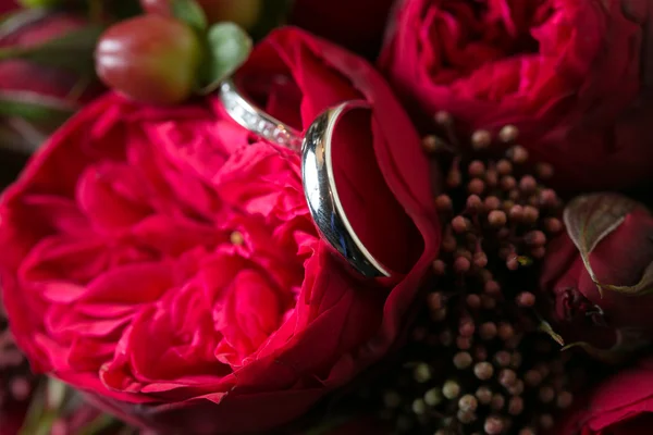 Wedding rings and roses bouquet — Stock Photo, Image
