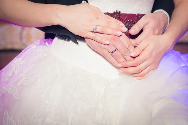 Wedding couple holding hands — Stock Photo, Image