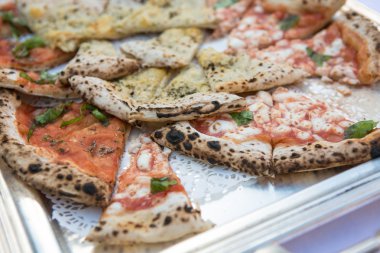 Nermin ve zeytin bir tabloda İtalyan pizza