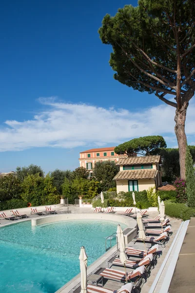 Piscine à l'hôtel. Italie — Photo