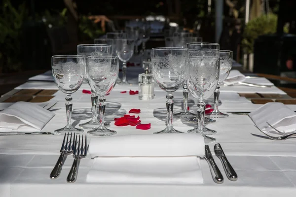 Elegantie tabel ingesteld voor eetkamer — Stockfoto