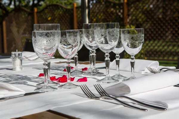 Mesa de elegância montada para sala de jantar — Fotografia de Stock