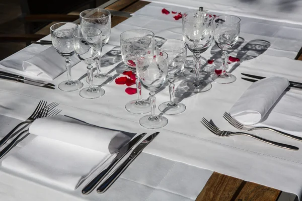 Elegantie tabel ingesteld voor eetkamer — Stockfoto