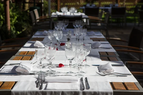 Elegantie tabel ingesteld voor eetkamer — Stockfoto