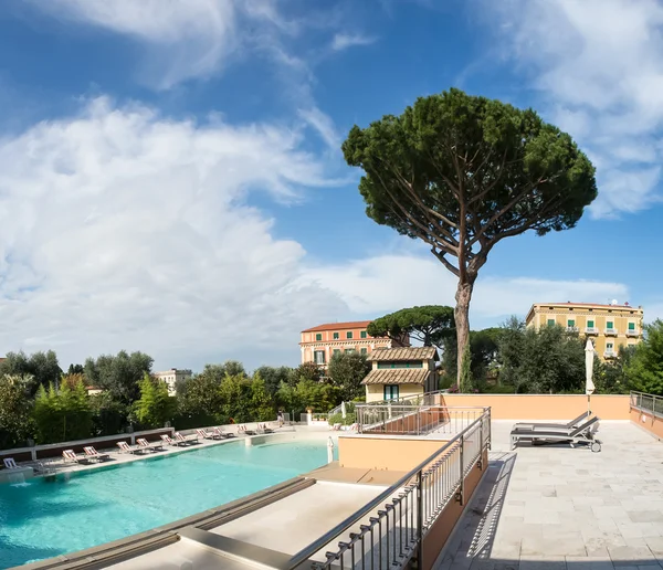 Swimming pool at hotel. Italia — Stock Photo, Image