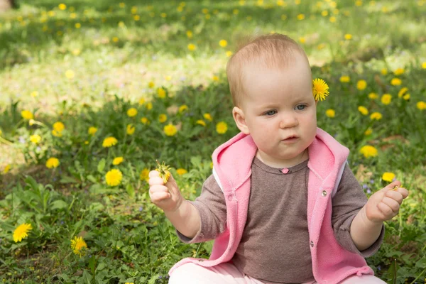Little baby playing in the park on the grass on a sunny day — Stock Photo, Image