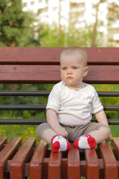 Joven adorable alegre bebé sentarse en parque —  Fotos de Stock