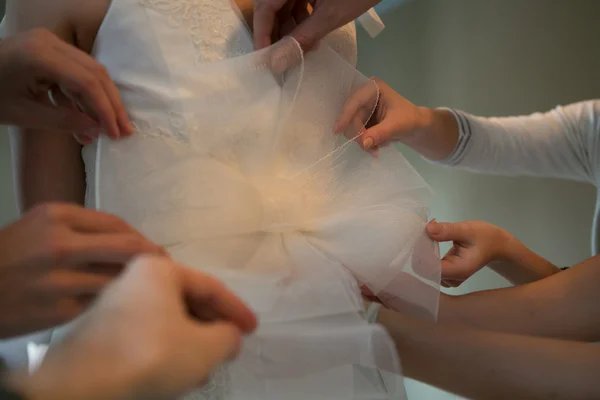 Damigella d'onore sta aiutando la sposa a vestirsi — Foto Stock