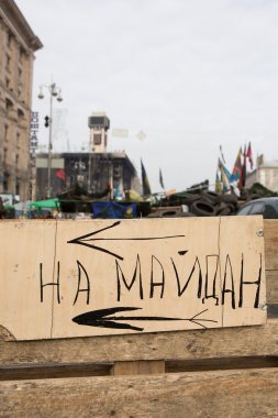 Kiev, Ukrayna - ö. 7 Mart 2014. Ukraynalı bir devrim euromaidan. gün için ulusal yas euromaidan savunucuları öldürdü. çiçek ve euromaidan barikatları savunucuları üzerinde yanan lambalar