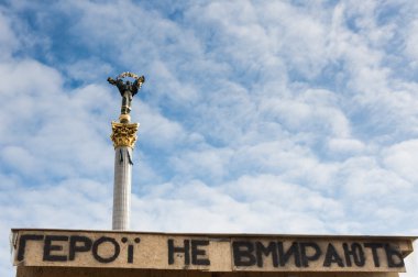 Kiev, Ukrayna - ö. 7 Mart 2014. Ukraynalı bir devrim euromaidan. gün için ulusal yas euromaidan savunucuları öldürdü. çiçek ve euromaidan barikatları savunucuları üzerinde yanan lambalar