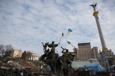 Kiev, Ukrayna - ö. 7 Mart 2014. Ukraynalı bir devrim euromaidan. gün için ulusal yas euromaidan savunucuları öldürdü. çiçek ve euromaidan barikatları savunucuları üzerinde yanan lambalar