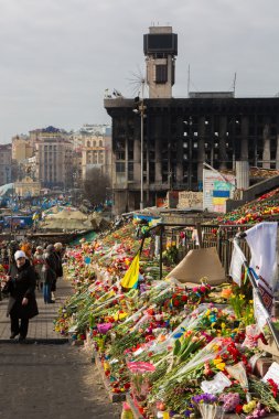 Kiev, Ukrayna - ö. 7 Mart 2014. Ukraynalı bir devrim euromaidan. gün için ulusal yas euromaidan savunucuları öldürdü. çiçek ve euromaidan barikatları savunucuları üzerinde yanan lambalar
