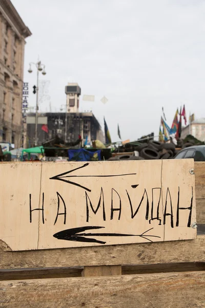 KIEV, UKRAINE - MARCH 7, 2014. Ukrainian revolution, Euromaidan. Days of national mourning for killed defenders of Euromaidan. Flowers and lighted lamps on barricades defenders of Euromaidan — Stock Photo, Image